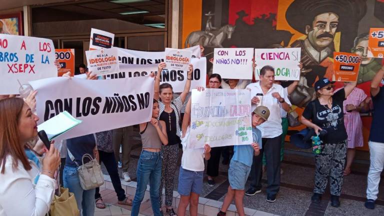 La manifestación incluyó a niños con pancartas con leyendas como “Con los niños no”.