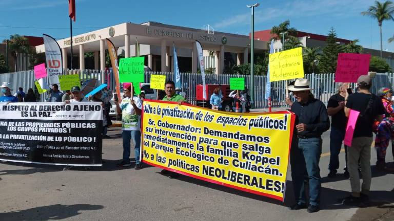Manifestantes en el Congreso del Estado.