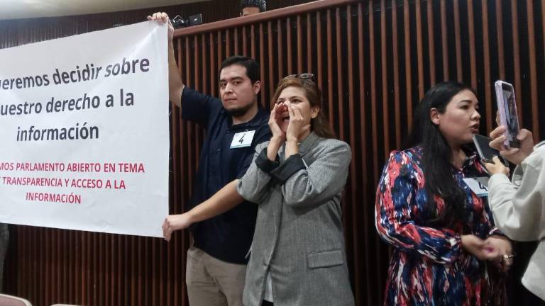 Protesta de activistas y organizaciones que piden discutir reforma al tema de transparencia y acceso a la información.