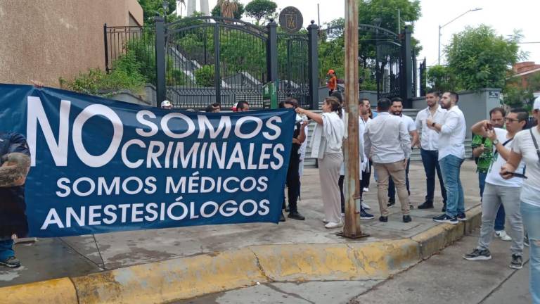 Médicos anestesiólogos realizan una protesta en Culiacán pidiendo regular el uso médico del fentanilo.
