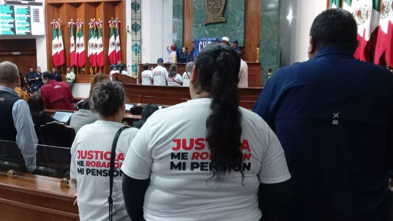 Policías integrantes del grupo Guerreros Azules tomaron la tribuna del Congreso de Sinaloa.