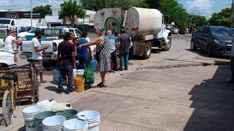 Vecinos de diversas colonias hacen fila para conseguir el agua que se surte en pipas, ante la falta de servicio en sus hogares.