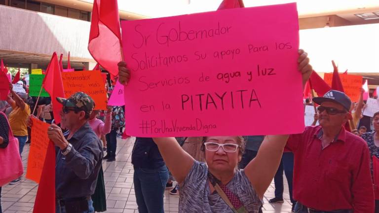 Manifestantes del Movimiento Antorchista Nacional acudieron esta lunes al Palacio de Gobierno de Sinaloa.