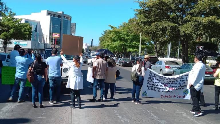 Protesta para exigir la basificación de trabajadores de salud mantiene cerrada una parte de la Avenida Insurgentes, a la altura del Palacio de Gobierno.