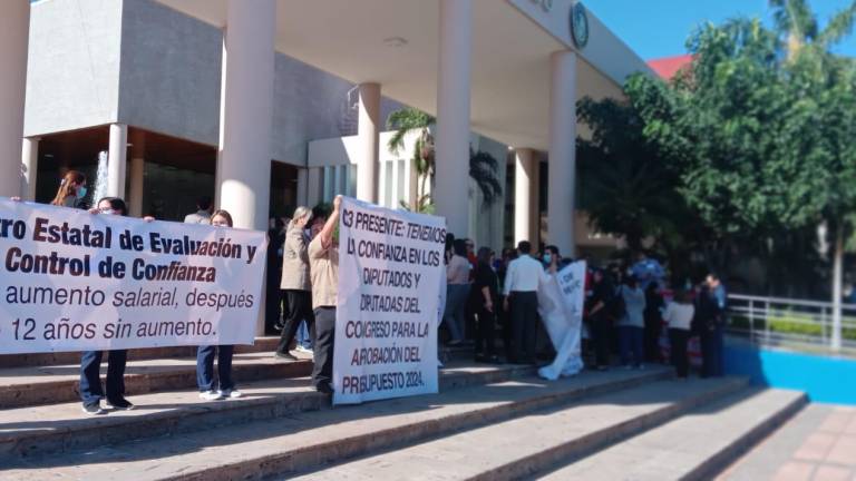 Trabajadores del C3 reclaman en el Congreso de Sinaloa aumento de sueldo después de 12 años