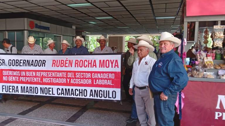 Miembros de la Unión Ganadera Regional de Sinaloa realizan una manifestación en Palacio de Gobierno para exigir la destitución de Mario Noel Camacho Angulo como presidente de esa organización.