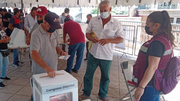 Larga fila en elección de consejeros de Morena, en Culiacán