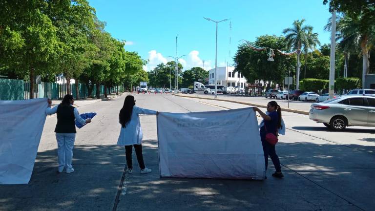 Protesta de personal de IMSS Bienestar en Palacio de Gobierno.