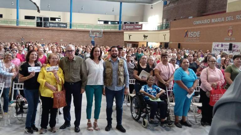 Entrega en Sinaloa de la pensión Mujeres Bienestar para adultas de 60 a 64 años.