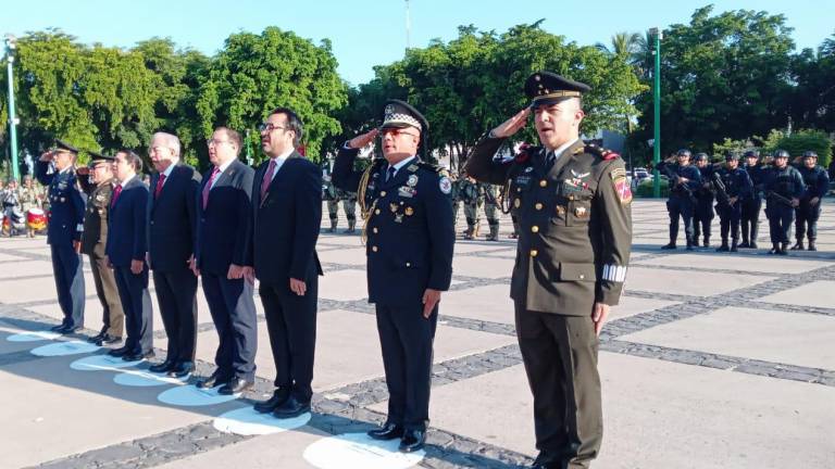 Autoridades de Sinaloa y mandos militares participan en los honores por la conmemoración de la Revolución Mexicana.