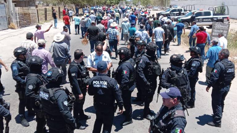 Productores intentan ingresar a la zona blindada a las afueras de las instalaciones de Pemex en Culiacán.