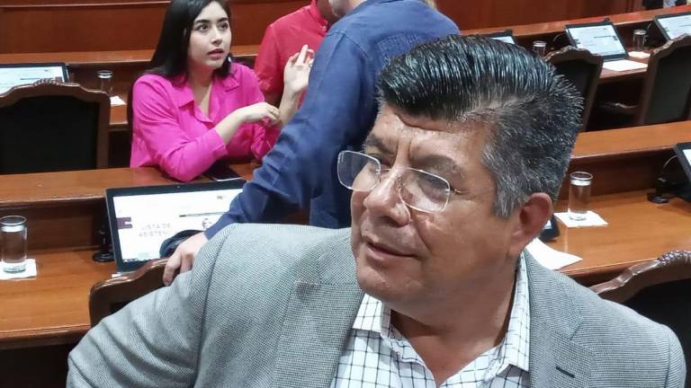 El Diputado José Manuel Luque Rojas dijo que el propio Cuén Ojeda afirmó estar con licencia sin goce de sueldo desde el 2009, por lo que de ser así, su contrato ya debió acabar.