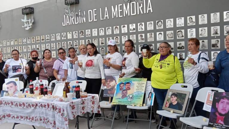 Colectivos de búsqueda realizan un brindis en memoria de las personas que están desaparecidas en Culiacán.