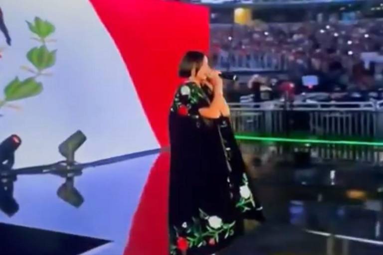 Ángela Aguilar sorprende al interpretar el Himno Nacional; los Aguilar dan show previo a la pelea de El Canelo
