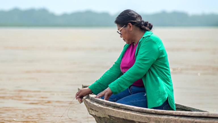 Mari Luz Canaquiri Murayari pescando en el río Marañón.