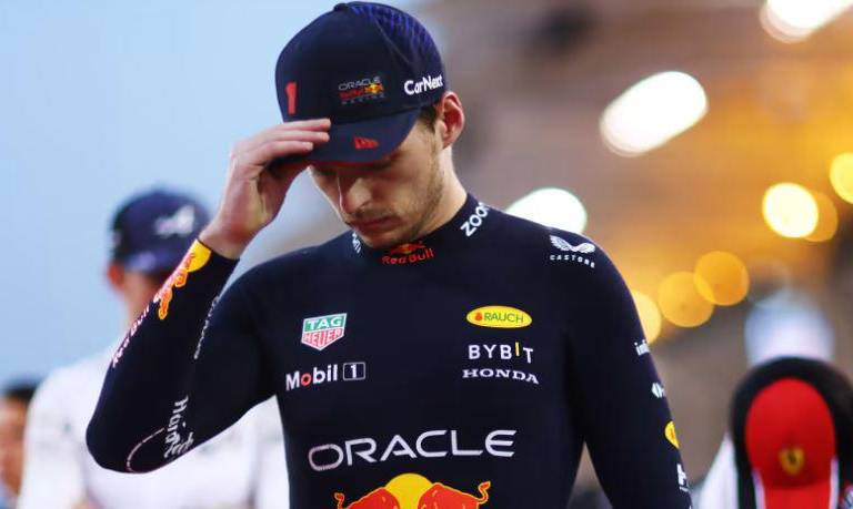 Verstappen, enfermo, llega tarde a Arabia Saudita