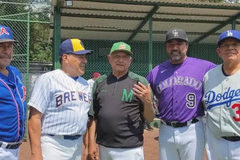 AMLO pelotea con leyendas del beisbol mexicano tras anuncio de vuelta de Grandes Ligas al País