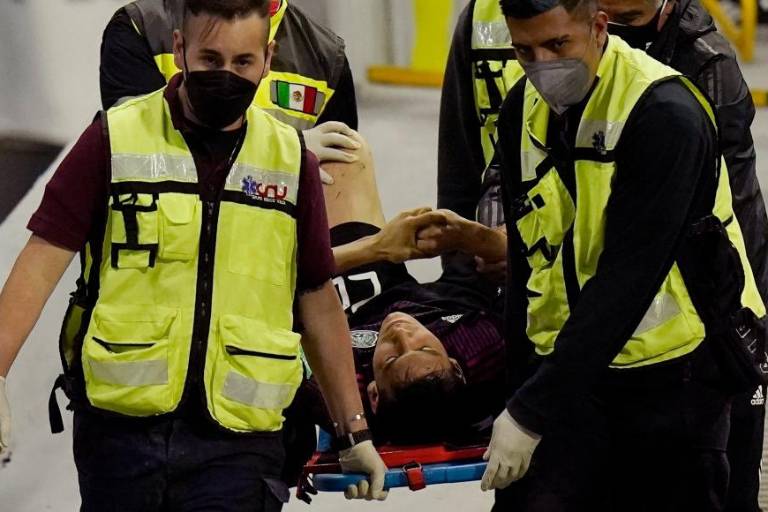 Hirving ‘Chucky’ Lozano se disloca el hombro derecho durante partido contra Panamá