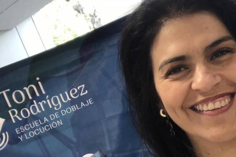 Toni Rodríguez, actriz de doblaje que le dio vida a Pitufina y a Misato Katsuragi, fallece a los 51 años