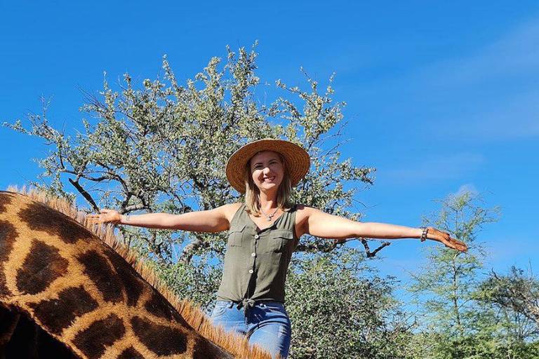 Cazadora presume en Sudáfrica el corazón de una jirafa... y provoca indignación