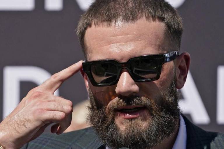 Caleb Plant usa playera con el rostro del Canelo para provocar al mexicano