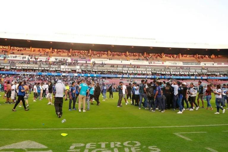 Juez libera a 2 de los 14 detenidos por las agresiones en el estadio de Querétaro