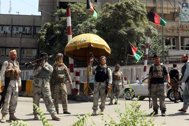 El Presidente de Afganistán sale al extranjero. Estados Unidos moviliza personal al aeropuerto