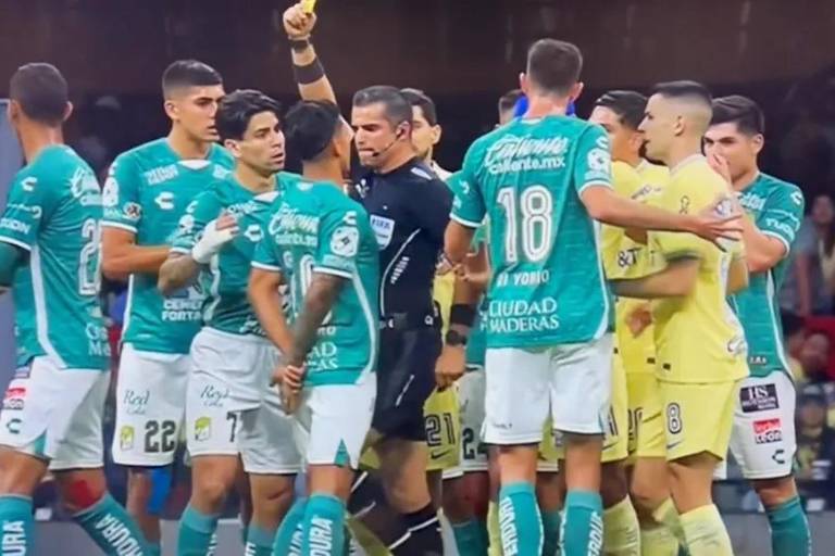 VIDEO: El árbitro Fernando Hernández le da rodillazo a jugador de León