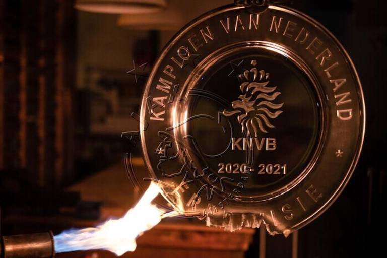 El Ajax funde su trofeo de campeón de liga para repartirlo entre aficionados