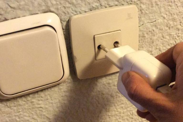 En España, PSOE y derecha se unen y frustran crear empresa estatal para bajar precios de la luz