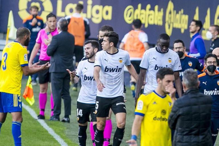 Los jugadores del Valencia se van del campo tras denunciar acto de racismo contra Diakhaby