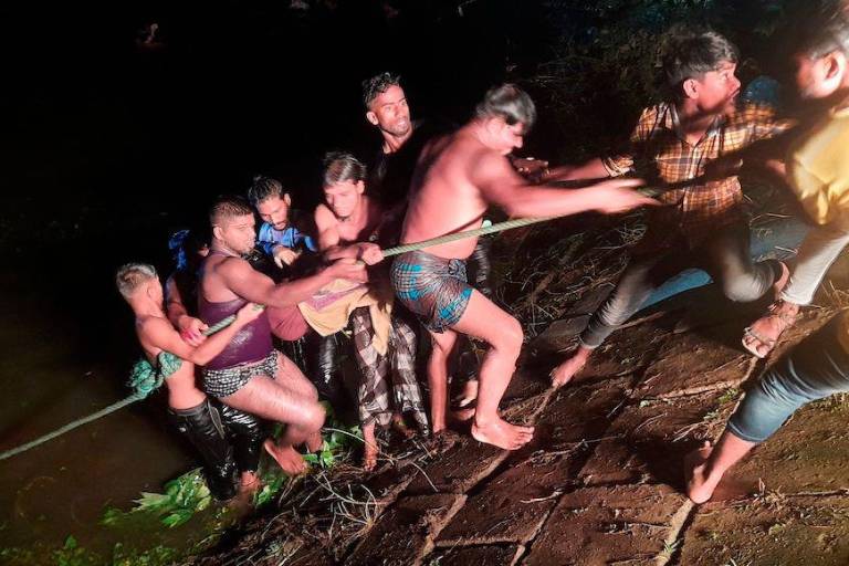 Mueren 22 personas al naufragar barco en Bangladesh