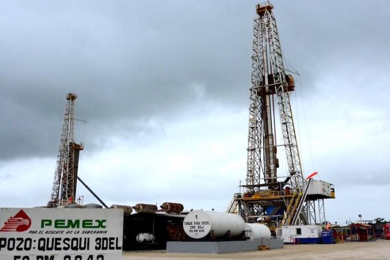 El petróleo sube... pero la gasolina también. Y la compramos a otros