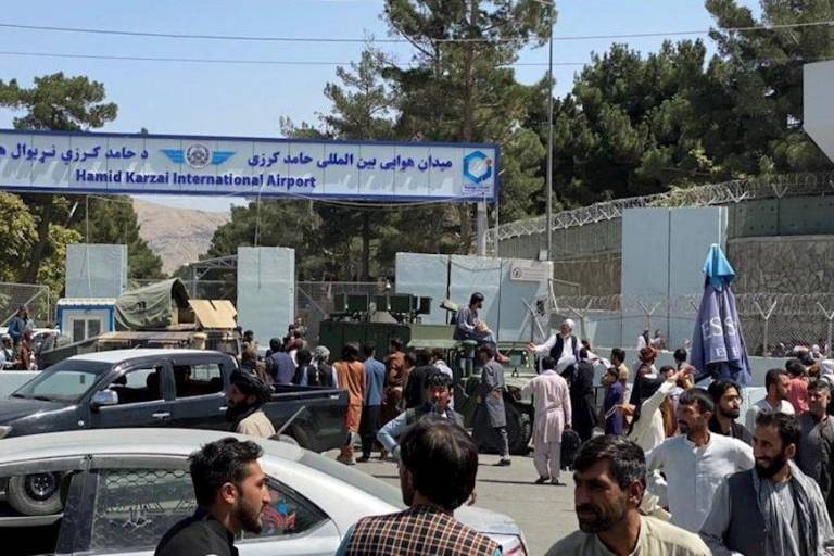 Caos y desesperación en aeropuerto de Kabul, tras la victoria de talibanes