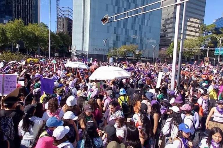 Miles de mujeres marchan y reclaman: ‘Quisieron enterrarnos, pero somos semillas’