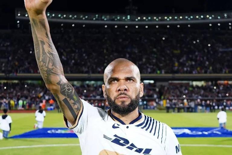 Dani Alves queda fuera de Pumas tras ser acusado de agresión sexual en España
