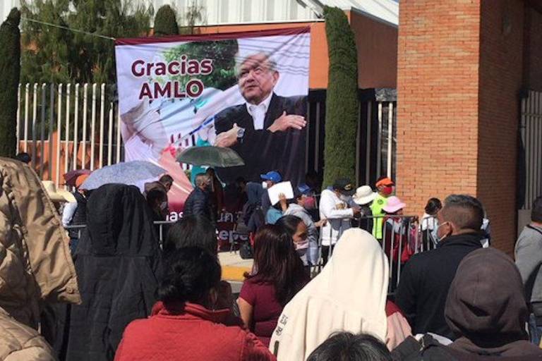 Una manta para agradecer a AMLO es colocada en centro de vacunación de Edomex y genera críticas en redes