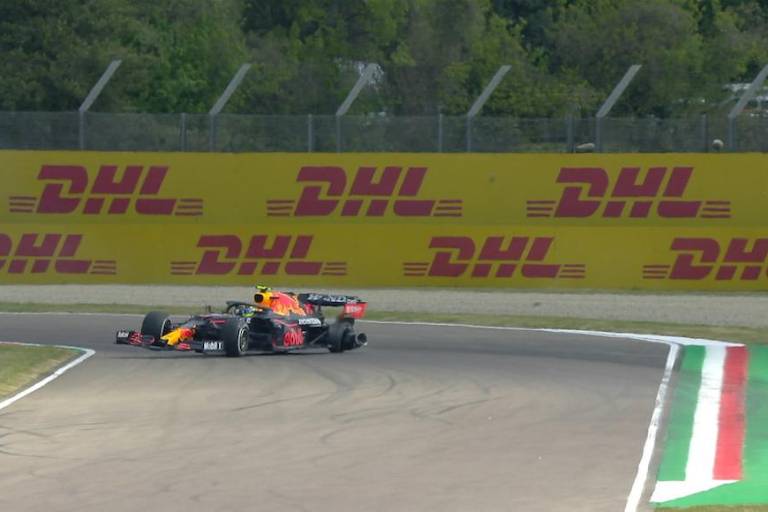 ‘Checo’ Pérez y Esteban Ocon protagonizan choque en la P1 del GP de Emilia Romaña