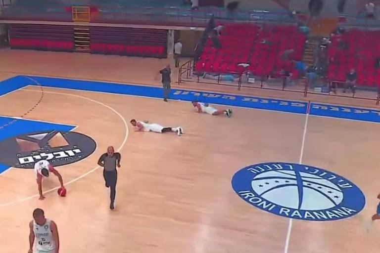 VIDEO: Basquetbolistas de Israel caen al suelo durante alarma antimisiles