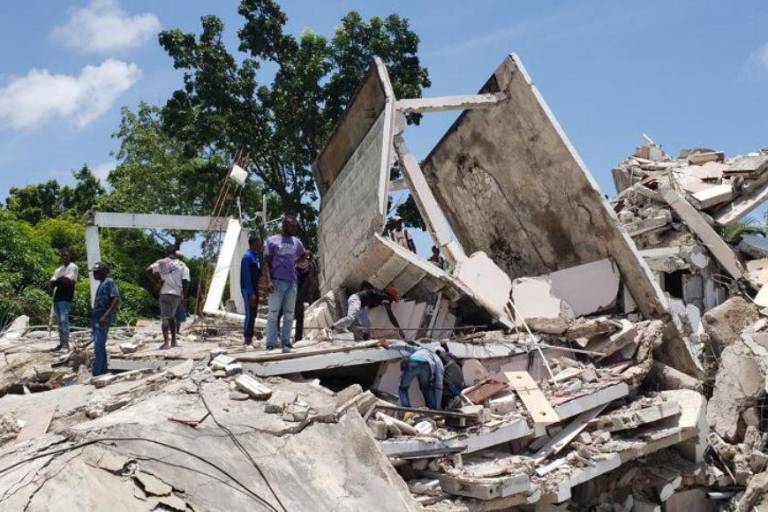 Haití suma ya 724 muertos por el terremoto de magnitud 7.2 y más de 2 mil 800 heridos