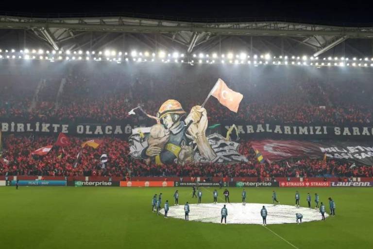 Proteo y equipos de rescate son homenajeados en partido de futbol de Turquía (VIDEO)