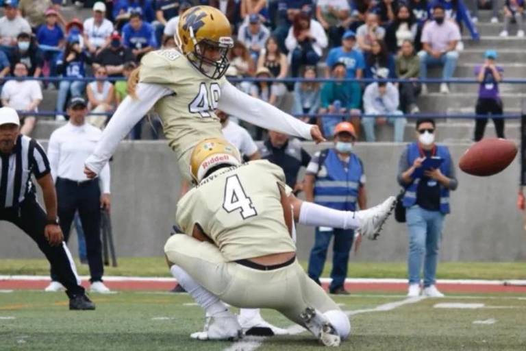 Andrea Martínez, pateadora de Pumas, se vuelve la primera mujer en jugar en la Onefa