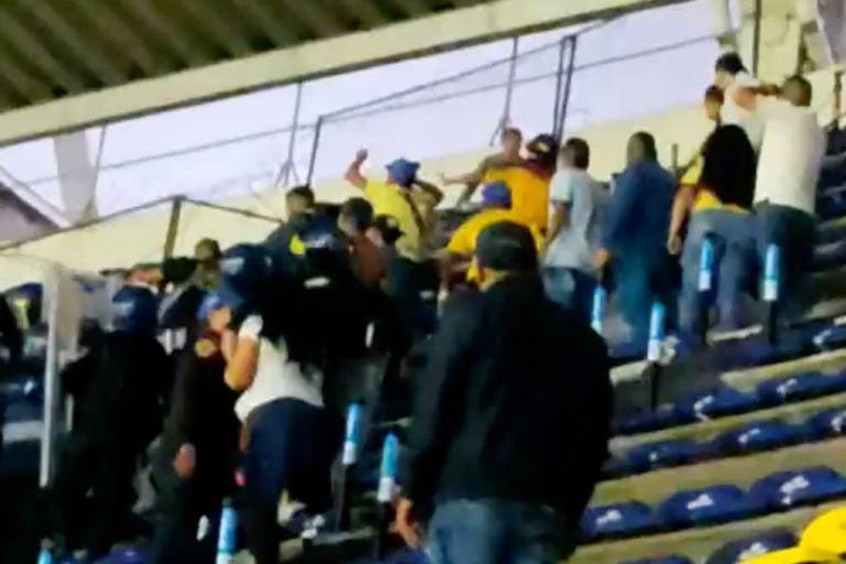 VIDEO: Aficionados de Pumas arman gresca en el Estadio Azteca y derriban valla de seguridad