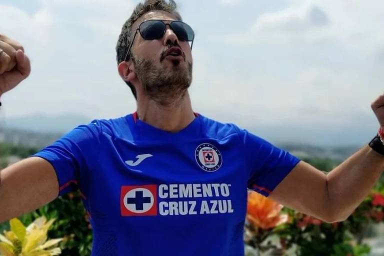 Cruz Azul y fans celestes despiden a Fernando del Solar, aficionado de La Máquina