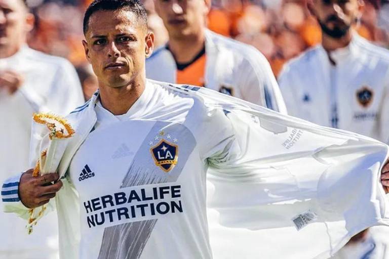 Ricardo La Volpe le propone a Martino considerar al Chicharito para partidos FIFA