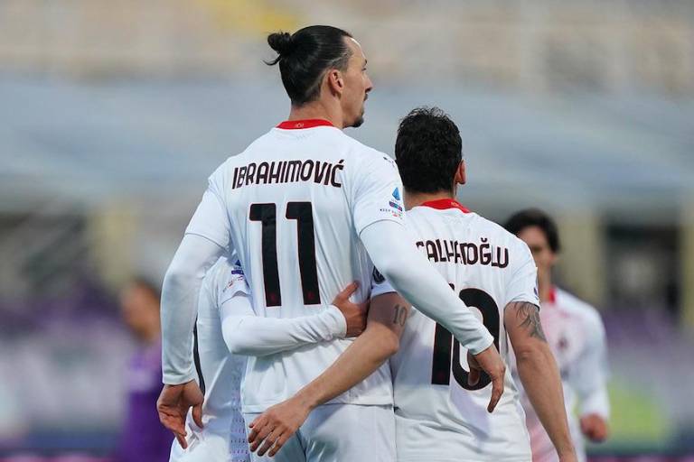 El Milan consigue un trascendental triunfo ante la Fiorentina y no tira la toalla por el título