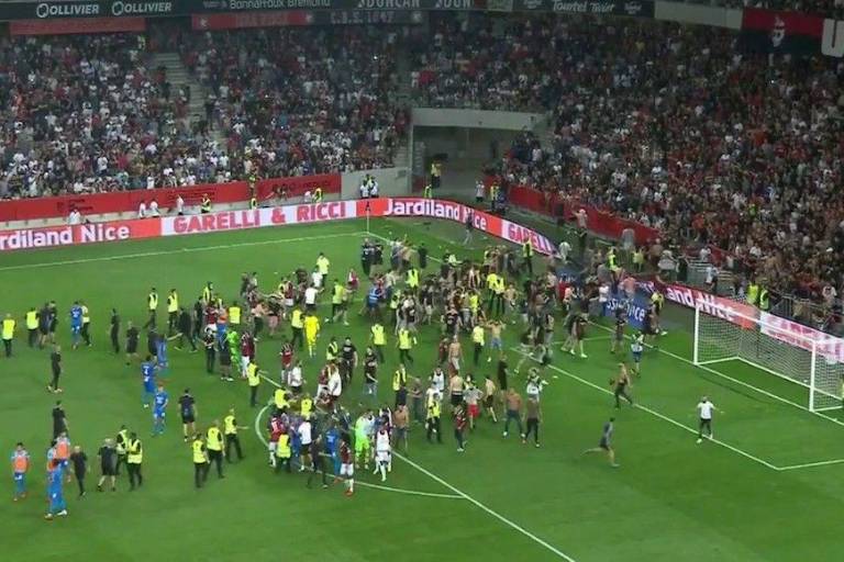 Hinchas del Niza saltan al campo de juego para agredir a los jugadores del Marsella