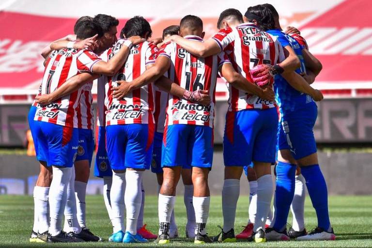 Madueña y Ronaldo Cisneros encabezan la lista de transferibles de Chivas