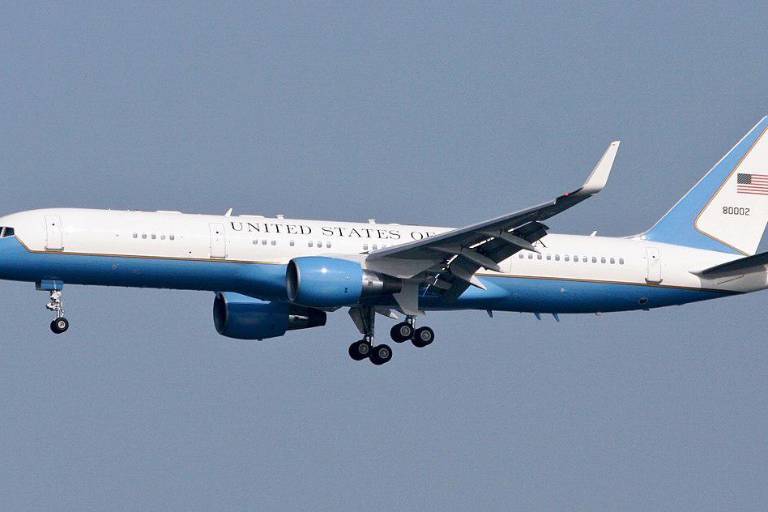 Avión de Kamala Harris regresa a EU por un problema técnico