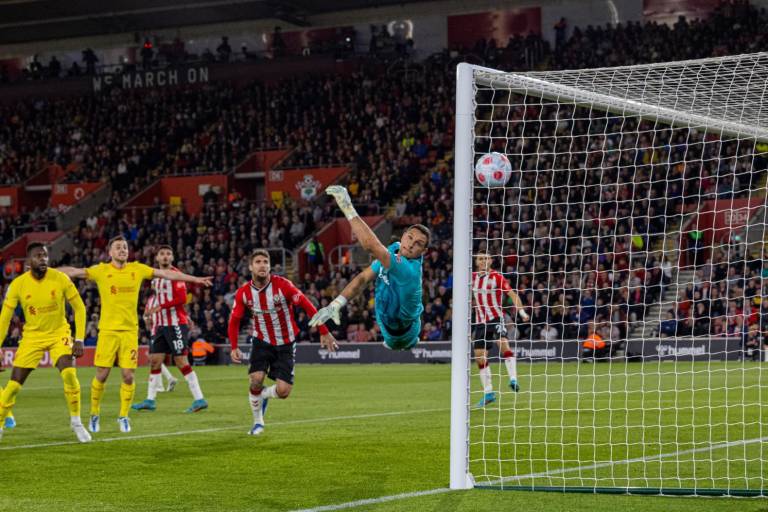 Liverpool derrotó a Southampton y da pelea hasta el final en la Premier